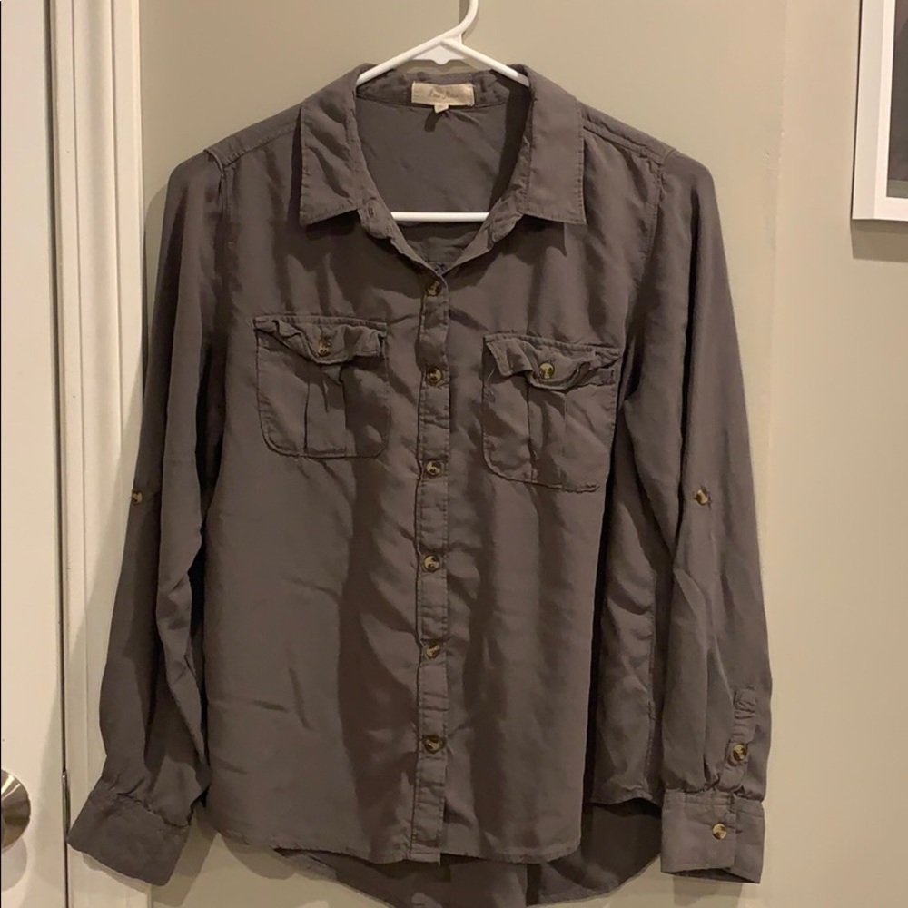 Long sleeve button up top, medium